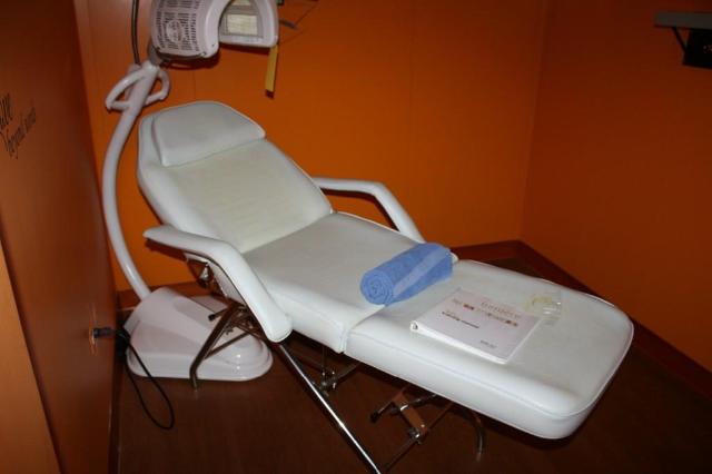 Lumiere Excel Red Light Therapy machine and a new Chair.  Price includes shipping anywhere in the lower 48 states.  Installation is included free to select States, call 1-800-667-9189 for more details.